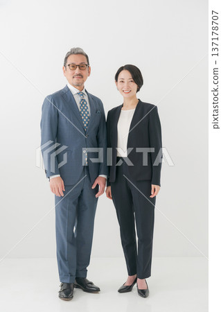 中年男女商務人士 中年男女商務人士 137178707