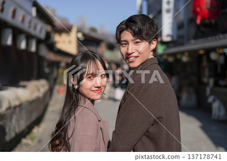 一對情侶在柴又市旅遊景點約會的肖像 一對情侶在柴又市旅遊景點約會的肖像 137178741