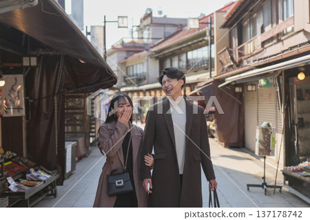 一對情侶手挽手漫步在柴又的觀光區。 137178742