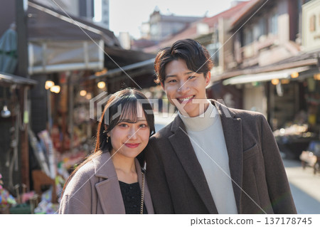 Portrait of a couple on a date at a tourist spot in Shibamata Portrait of a couple on a date at a tourist spot in Shibamata 137178745