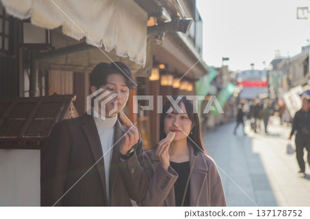 一對情侶在柴又的旅遊景點四處品嚐美食 一對情侶在柴又的旅遊景點四處品嚐美食 137178752
