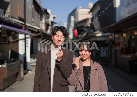 一對情侶在柴又旅遊景點附近吃吃喝喝的合照 137178753