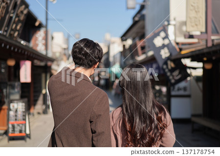 一對情侶背影走過柴又旅遊景點 137178754