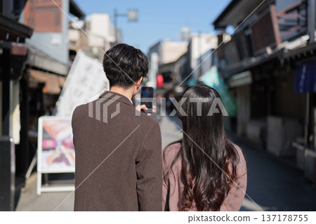 一對情侶在柴又市一處旅遊景點拍照,背影清晰可見。 一對情侶在柴又市一處旅遊景點拍照,背影清晰可見。 137178755