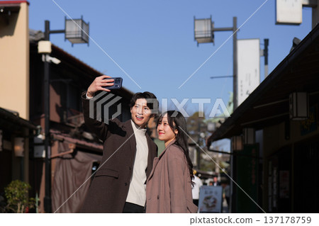 一對笑容滿面的情侶在柴又市的旅遊景點自拍 一對笑容滿面的情侶在柴又市的旅遊景點自拍 137178759