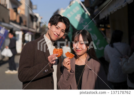 一對情侶在柴又旅遊景點附近吃吃喝喝的合照 一對情侶在柴又旅遊景點附近吃吃喝喝的合照 137178762