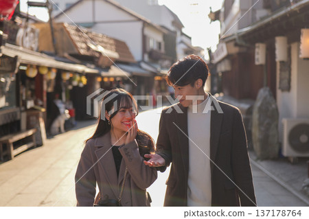 A couple walking and talking with smiles through the tourist spots of Shibamata A couple walking and talking with smiles through the tourist spots of Shibamata 137178764