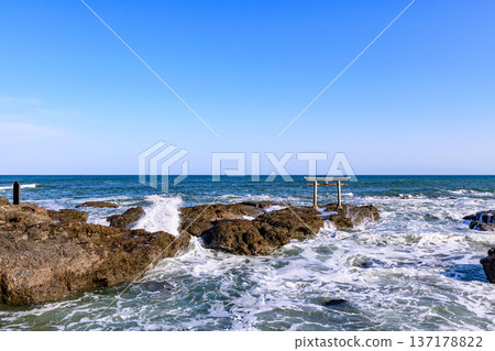 The sacred torii gate standing in the sea at Oarai Isosaki Shrine 137178822
