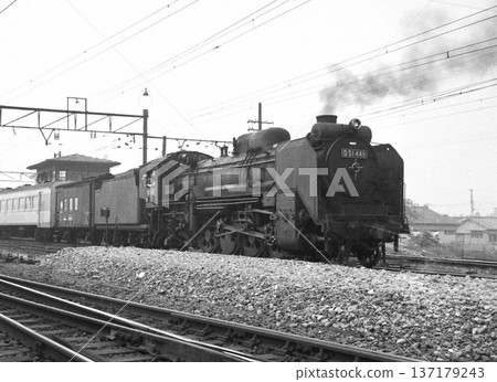 由D51型機車牽引的貨運列車正在等待發車 由D51型機車牽引的貨運列車正在等待發車 137179243