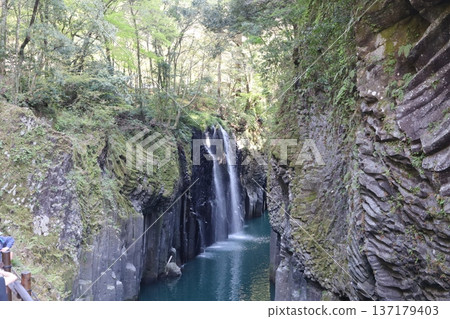 (Takachiho Gorge) Waterfalls while watching the waterfalls (Takachiho Gorge) Waterfalls while watching the waterfalls 137179403