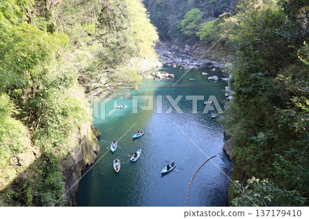 (高千穗峽)河流、岩石和山谷景色 (高千穗峽)河流、岩石和山谷景色 137179410