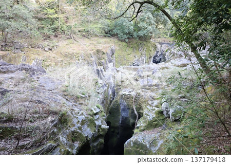 （高千穗峽）瀑佈在岩石間流淌 137179418