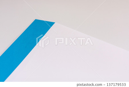 一張商務信封的特寫，信封蓋上鮮豔的色彩作為點綴。 137179533