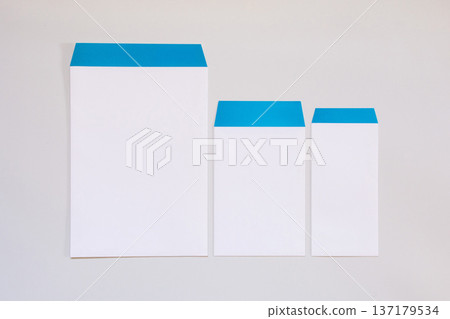 一套引人注目的信封，以醒目的白色和藍色形成鮮明對比。 137179534