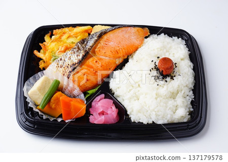 Thick-sliced silver salmon bento Thick-sliced silver salmon bento 137179578