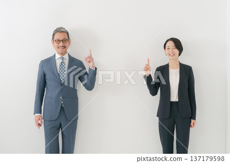 商務人士指著 商務人士指著 137179598