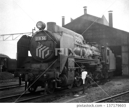 D51號機車停放在機車庫。 137179603
