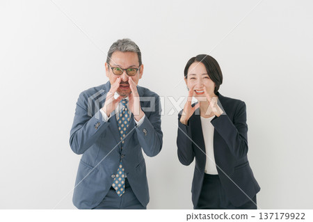 身著西裝的男女歡呼雀躍 137179922