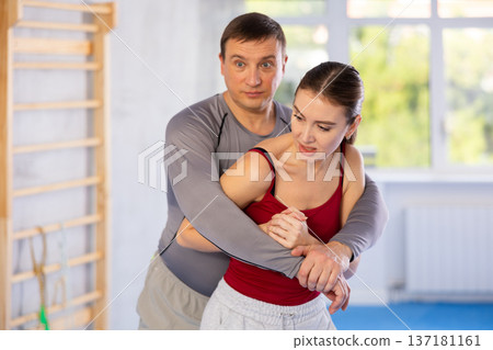 Woman hits man attacker on head during self defense training session 137181161