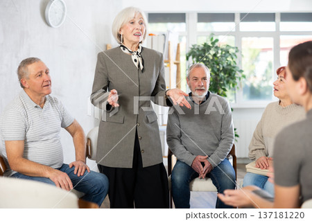 Communication of elderly people. Training and group therapy with psychologist Communication of elderly people. Training and group therapy with psychologist 137181220