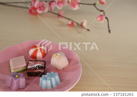 李子和日式圖案巧克力 李子和日式圖案巧克力 137181261