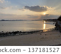 View of Hakata Bay at dusk from the coast in Higashi Ward, Fukuoka City 137181527