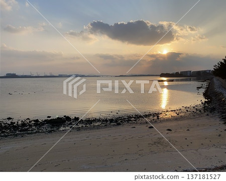 View of Hakata Bay at dusk from the coast in Higashi Ward, Fukuoka City 137181527