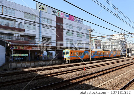 流山線5000系列車停靠在馬橋站 137181532