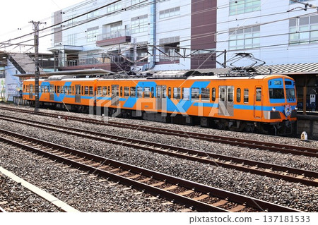 流山線5000系列車停靠在馬橋站 137181533