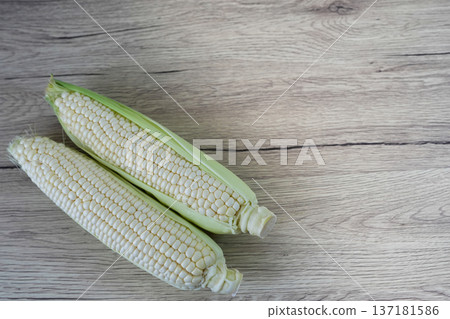 美麗的純白色玉米粒 137181586
