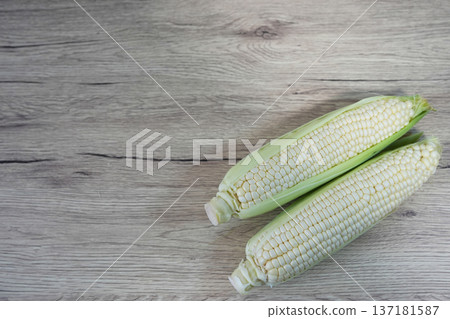 新鮮採摘的白玉米 137181587