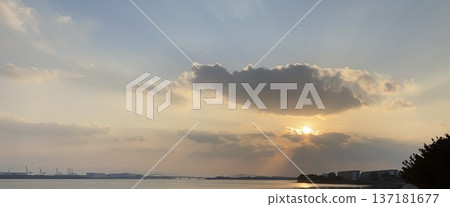 Beautiful view of Hakata Bay at dusk in Higashi Ward, Fukuoka City Beautiful view of Hakata Bay at dusk in Higashi Ward, Fukuoka City 137181677