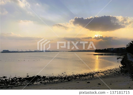 Beautiful sunset view of Hakata Bay in Higashi Ward, Fukuoka City 137181715
