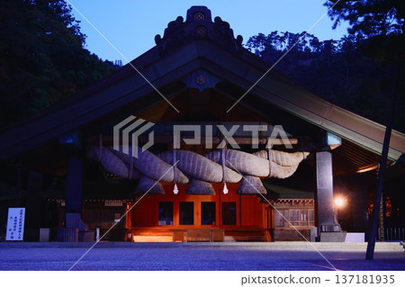 黎明前的出雲大社:靜默片刻與神社建築 黎明前的出雲大社:靜默片刻與神社建築 137181935