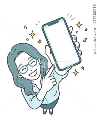 圖解：一位面帶微笑的女士指著智慧型手機螢幕並提出建議 137182016