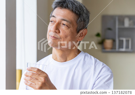 在windowside的老人飲用水 137182078