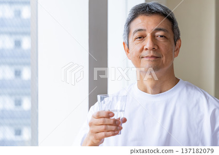 在windowside的老人飲用水 137182079