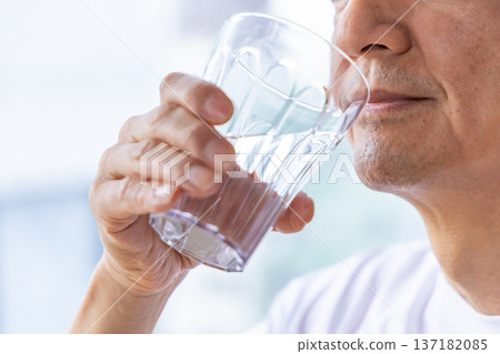 在windowside的老人飲用水 在windowside的老人飲用水 137182085