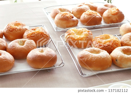 在麵包製作課上製作自製百吉餅 在麵包製作課上製作自製百吉餅 137182112