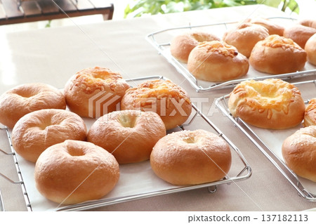 在麵包製作課上製作自製百吉餅 在麵包製作課上製作自製百吉餅 137182113