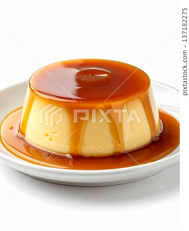 焦糖布丁置於純白色背景的中央 137182275