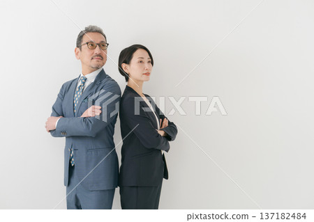 兩個商人雙手交叉抱在胸前。 兩個商人雙手交叉抱在胸前。 137182484