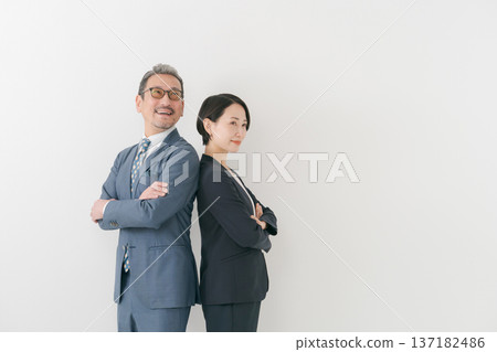 兩個商人雙手交叉抱在胸前。 兩個商人雙手交叉抱在胸前。 137182486