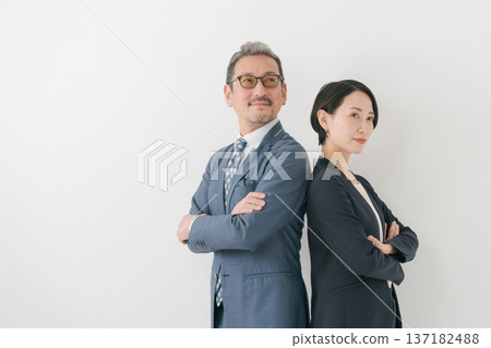 兩個商人雙手交叉抱在胸前。 兩個商人雙手交叉抱在胸前。 137182488