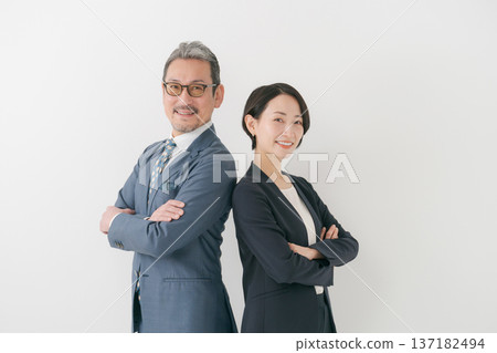 兩個商人雙手交叉抱在胸前。 兩個商人雙手交叉抱在胸前。 137182494