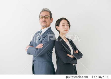 兩個商人雙手交叉抱在胸前。 137182495
