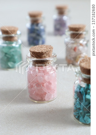 瓶子裡裝著五彩繽紛的天然石頭 瓶子裡裝著五彩繽紛的天然石頭 137182680