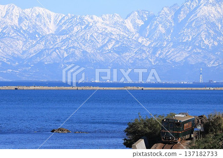 [JR West] Tateyama mountain range and Kiha 40 rapid train "Belle Montagne et Mer" (Himi Line: Etchu-Kokubun to Amaharashi) 137182733