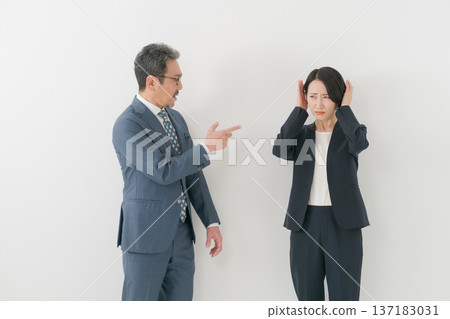 Angry man and angry woman Angry man and angry woman 137183031