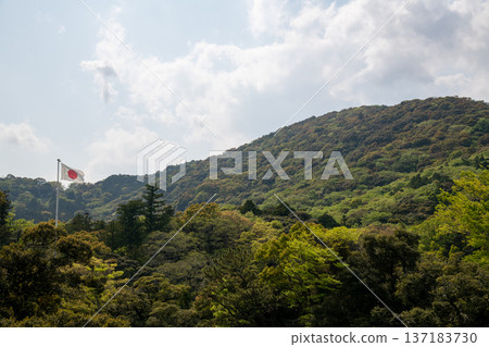 伊勢神宮（位於三重縣伊勢市）內，日本國旗在風中飄揚。 137183730